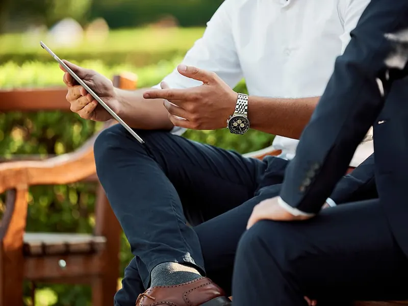 Twee ondernemers bekijken samen hun cijfers op een tablet