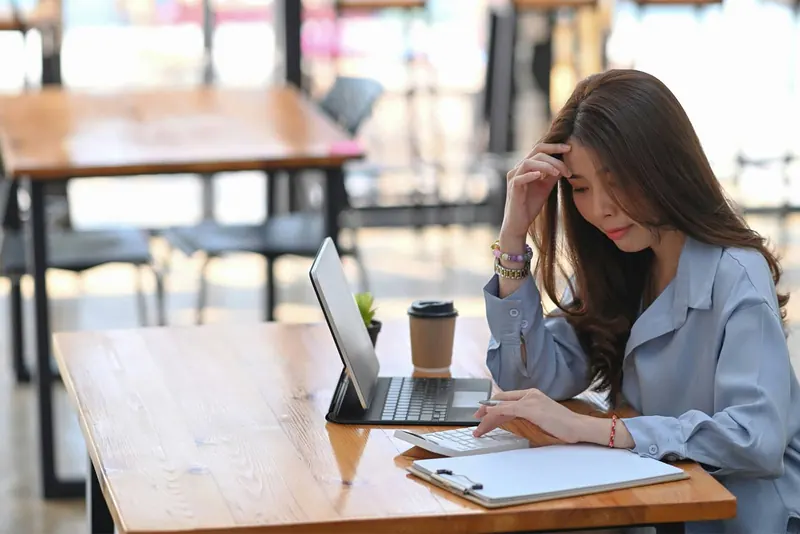 Ondernemer rekent aan salaris en dividend achter haar laptop