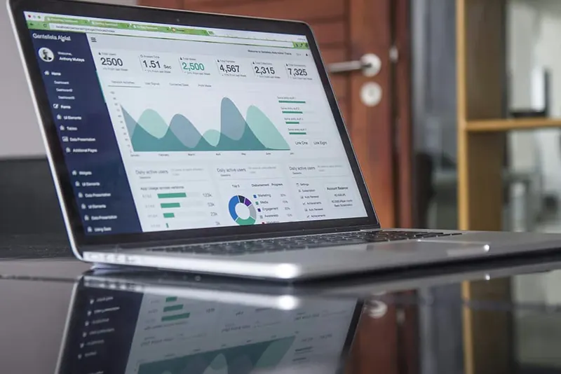 Laptop met een dashboard van de financiële administratie