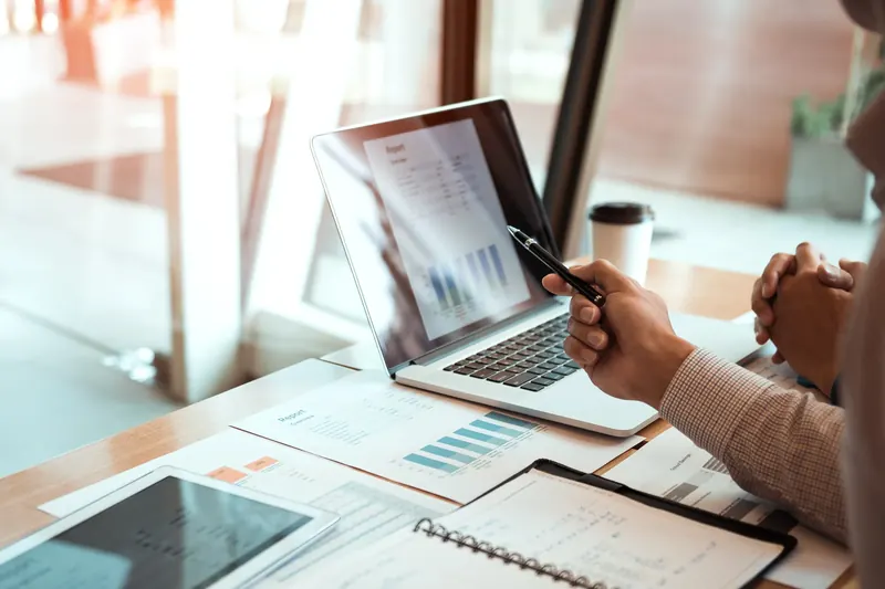 Financiële rapportage met grafieken op een laptop en tablet