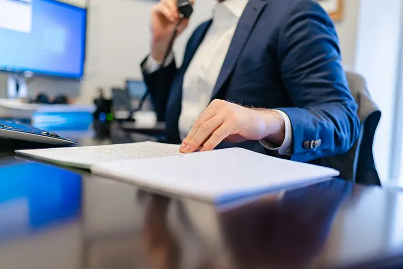 Adviseur belt met een cliënt over een belastingaangifte