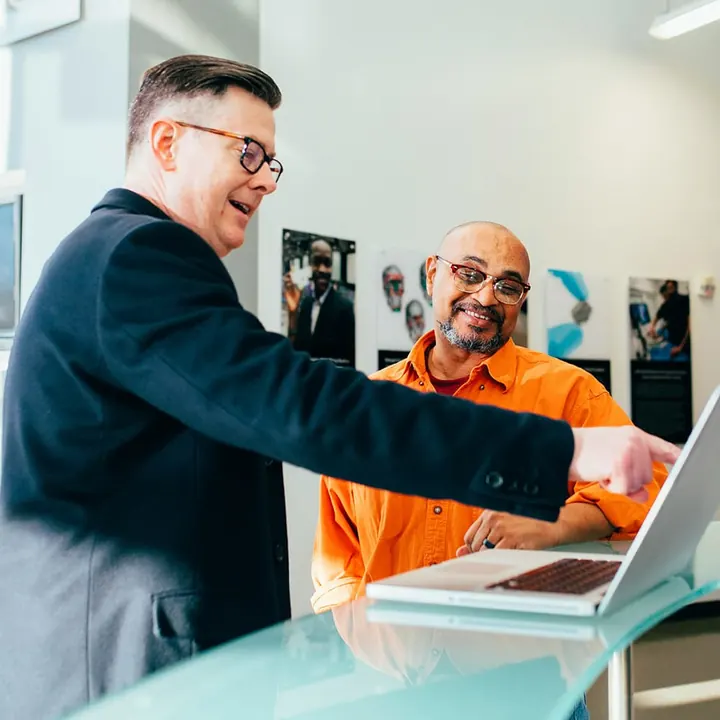 Adviseur bespreekt fiscale vragen met een ondernemer achter een laptop