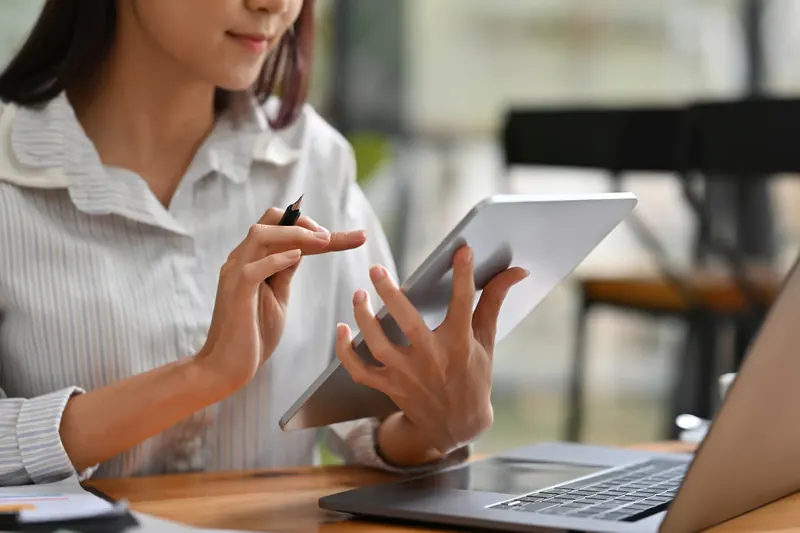 Ondernemer bekijkt haar financiële cijfers op een tablet