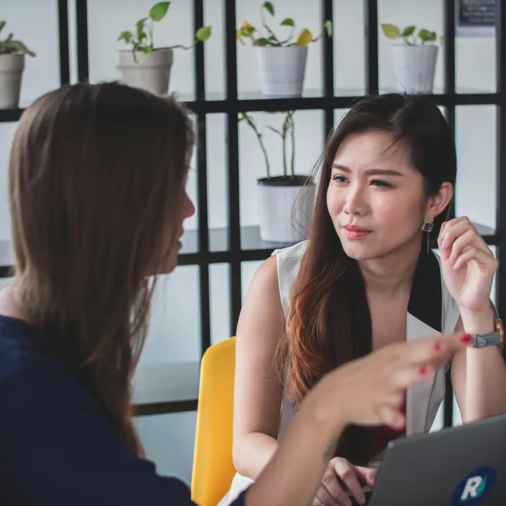 Boekhouder in gesprek met een ondernemer over haar administratie