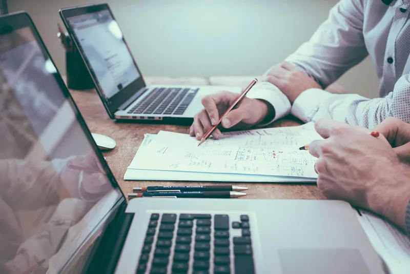 Boekhouder en ondernemer nemen samen de administratie door